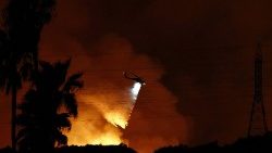 Potentes vientos alimentan varios incendios en la zona de Los Ángeles