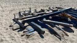 Naufragio: a quasi un mese dalla tragedia, il mare restituisce ancora i bagagli dei migranti