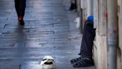 Un uomo chiede l'elemosina a Roma