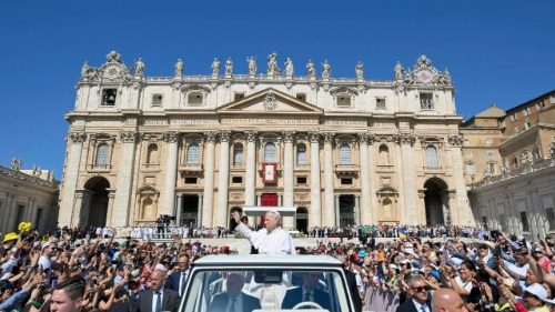 El Papa León XIV realiza un recorrido en papamóvil el domingo 1 de junio antes de la santa misa conclusiva del Jubileo de las Familias.
