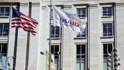 Bandiere di fronte agli uffici USAID a Washington