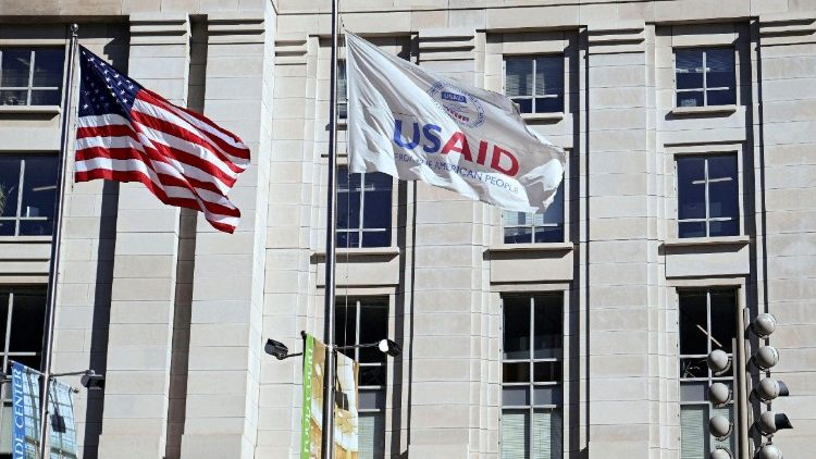 Bandiere di fronte agli uffici USAID a Washington