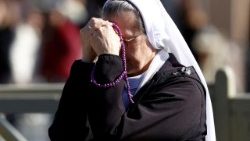 Trg svetoga Petra; časna sestra u molitvi za zdravlje pape Franje