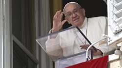 Papież podczas modlitwy Anioł Pański