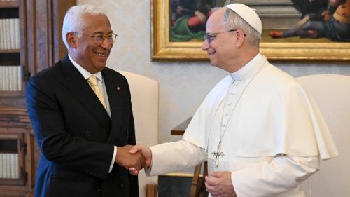 El Papa León XIV saluda al Presidente del Consejo Europeo, António Costa.