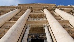 Fațada bazilicii San Pietro și intrarea către Poarta Sfântă