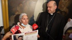 Monseñor Francisco Javier Acero, oar, obispo auxiliar de México, acompaña la declaración pública de una “madre buscadora”.
