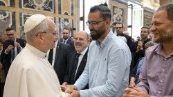 El Papa León XIV saluda a Maoz Inon y Aziz Abu Sarah durante la audiencia a los movimientos populares por la paz.